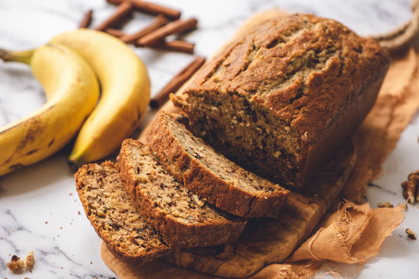 Chuối và bánh mì ngũ cốc cung cấp một bữa sáng lành mạnh Chuối và bánh mì ngũ cốc cung cấp một bữa sáng lành mạnh